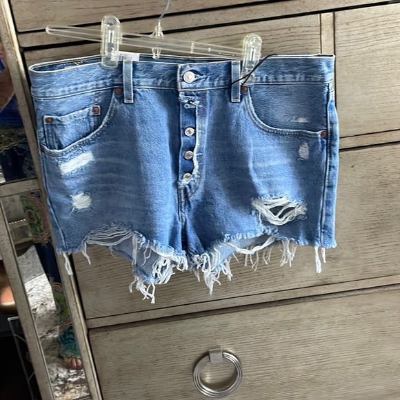 Levi’s 501 distressed denim shorts, size 32, new - Picture 1 of 9